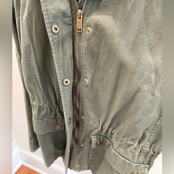 Utility Jacket in Army Green - Picture 4 of 9